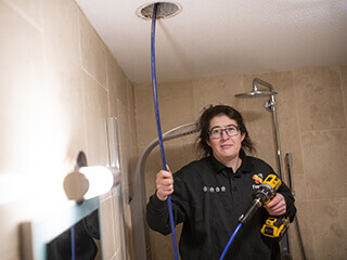 Francisca aan het werk als Ventilatiemonteur